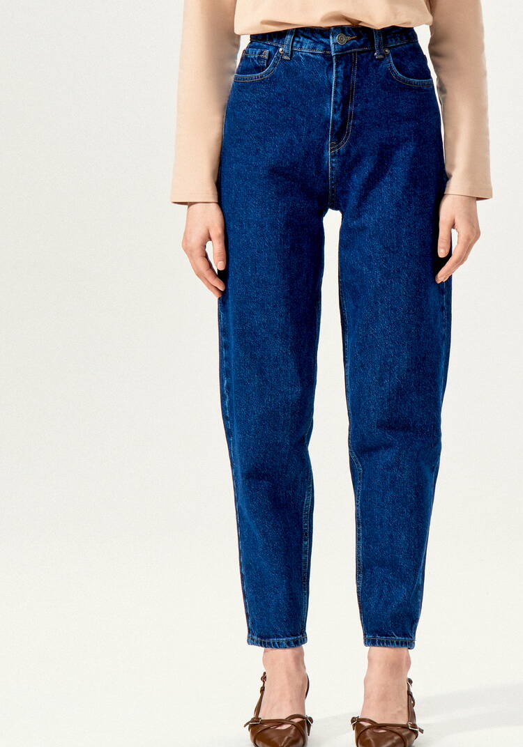 Мом-джинсы с зауженными к низу брючинами шир.  750, рис. 20