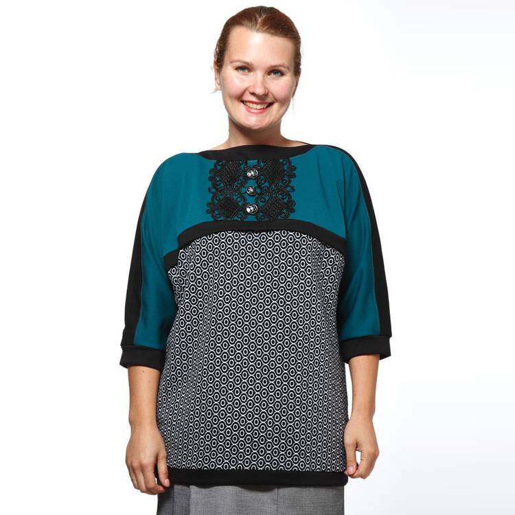 Блуза женская оригинального кроя с контрастным принтом и аппликацией шир.  750, рис. 1