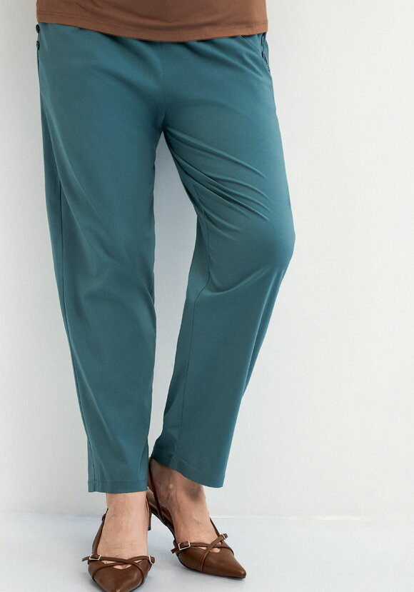 Брюки зауженные с декором из пуговиц шир.  580, рис. 2