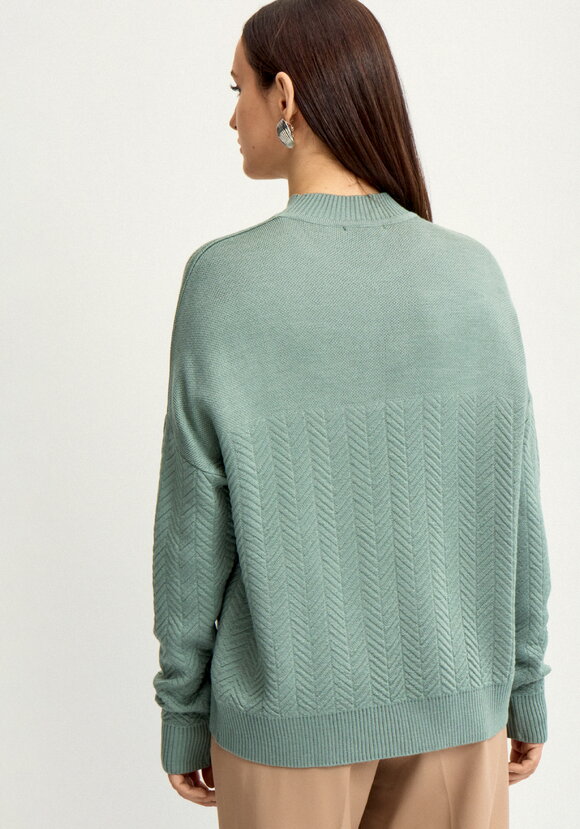 Джемпер с горлом и со спущенным плечом шир.  580, рис. 10