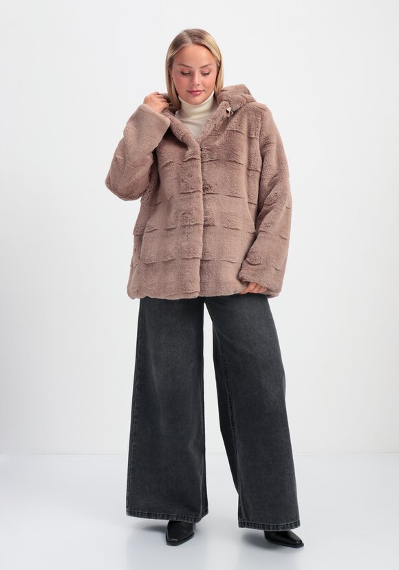 Шуба фактурная с капюшоном и брошью шир.  580, рис. 18