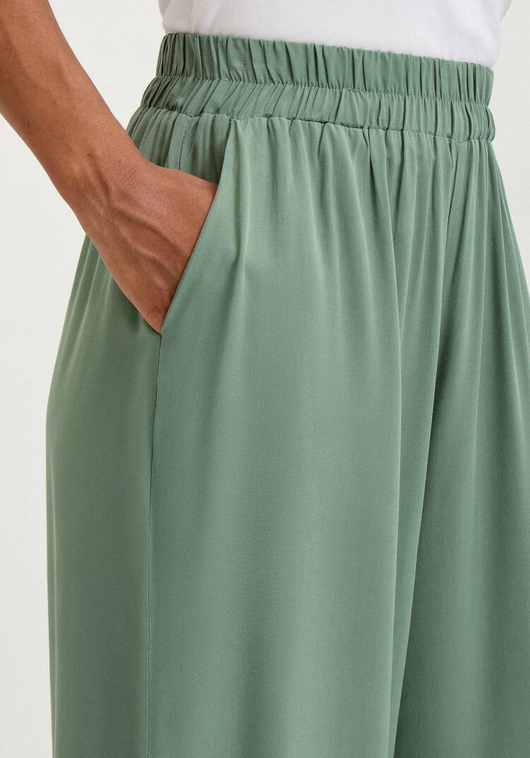 Брюки широкие с карманами на резинке по низу шир.  750, рис. 13