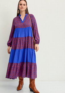 Платье с ярусами и V-образным вырезом