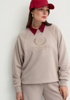 Свитшот с декором на груди