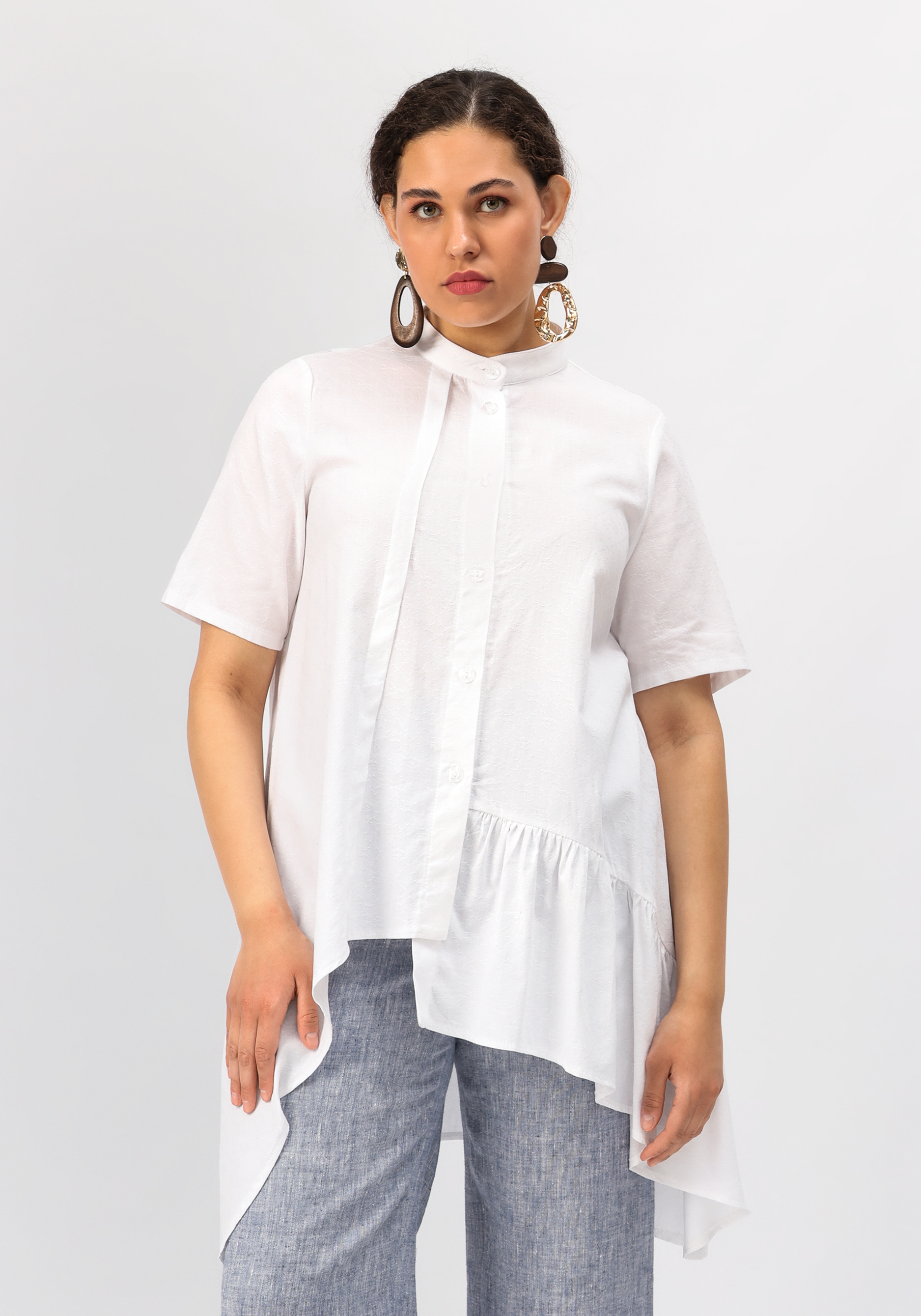 блуза с притачным воланом на сборке Блуза оригинального кроя с воланом