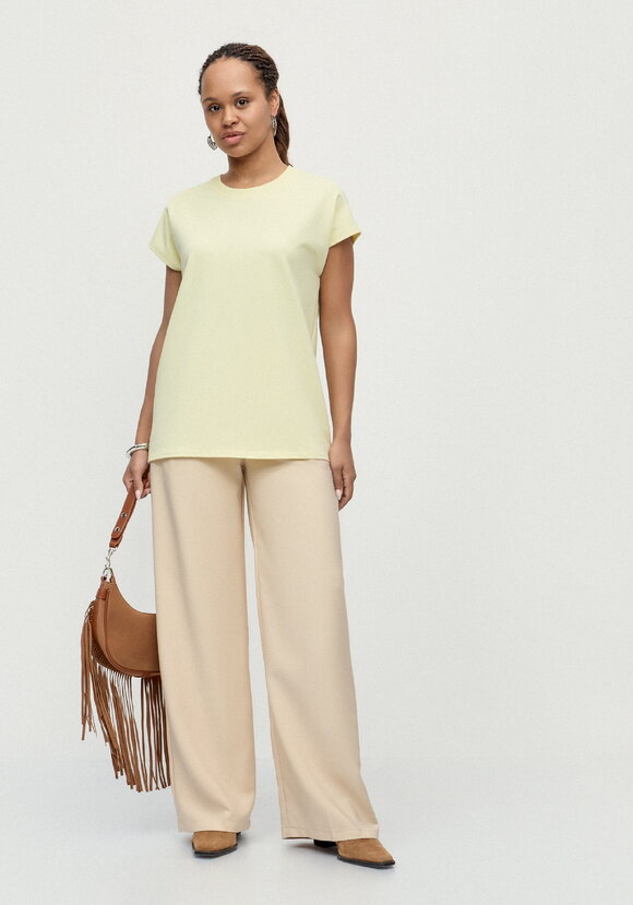 Футболка из трикотажа со спущенным плечом шир.  580, рис. 15