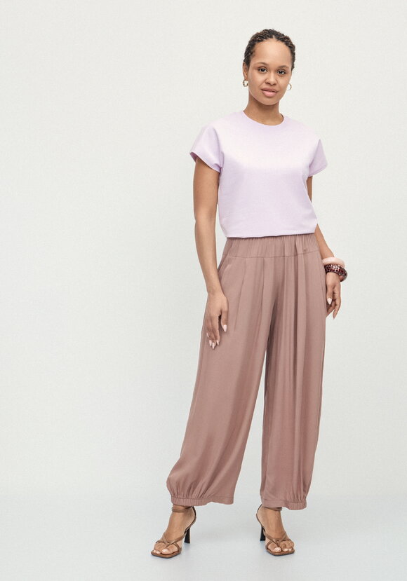 Брюки свободные с эластичной лентой по низу шир.  580, рис. 8