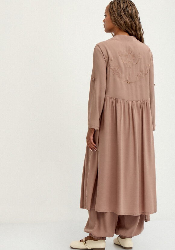 Рубашка с вышивкой на кокетке шир.  580, рис. 36