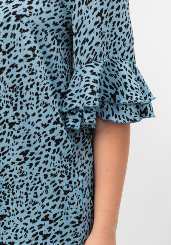 Блуза с воланами и воротником-стойкой шир.  580, рис. 13