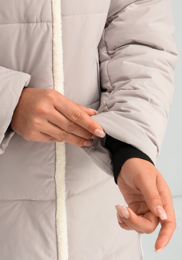 Пальто с капюшоном из меха шир.  580, рис. 26