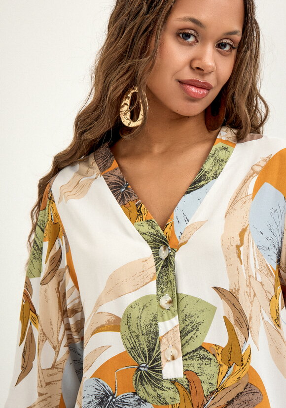 Блуза из штапеля с тропическим принтом шир.  580, рис. 13