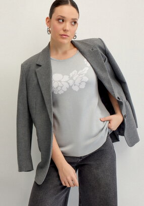 Джемпер с цветами по полочке и рукавам