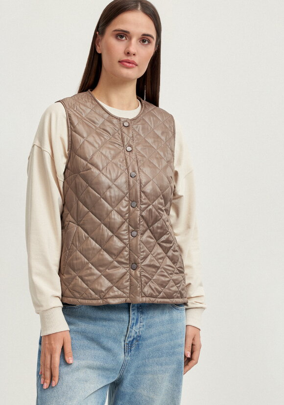 Жилет стёганый с застёжкой на кнопки шир.  580, рис. 14