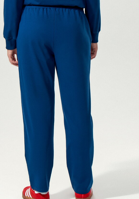 Костюм из брюк и свитшота с принтом на  груди шир.  580, рис. 15