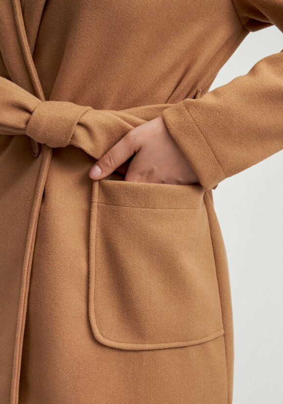 Пальто удлиненное на запах с разрезами шир.  580, рис. 7