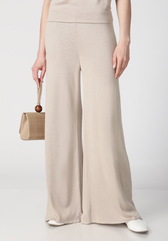 Брюки однотонные высокой посадки шир.  580, рис. 1