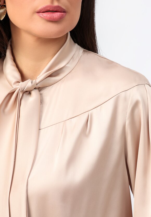Блуза прямого силуэта с бантом шир.  580, рис. 51