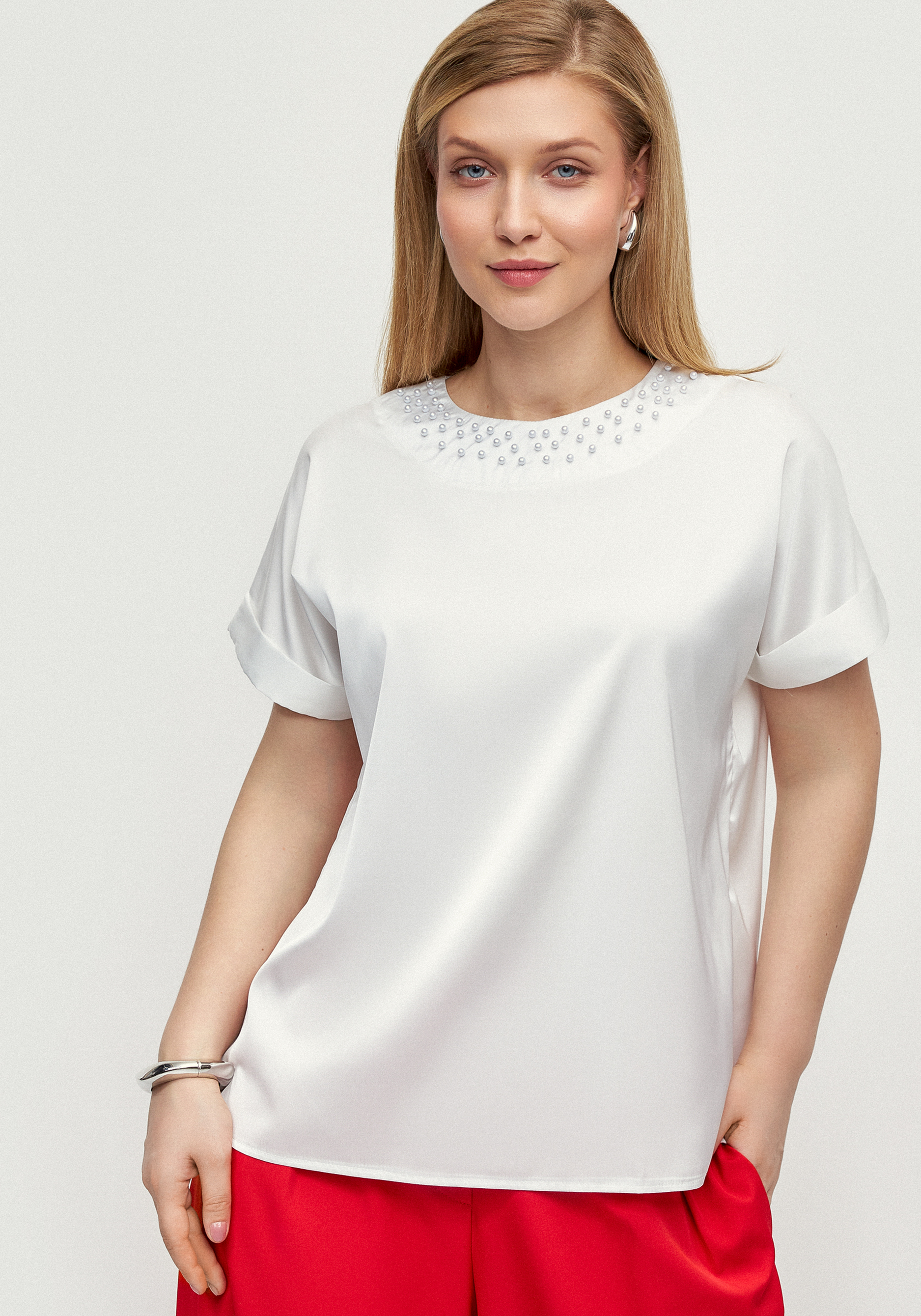 Блуза с декоративным украшением по горловине 3999₽