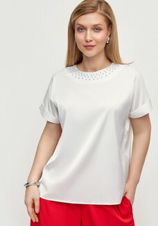 Блуза с декоративным украшением по горловине