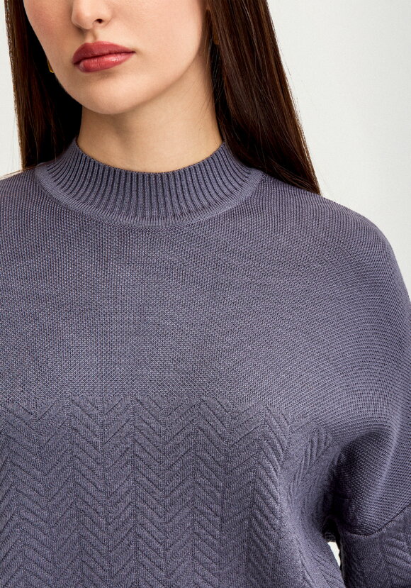 Джемпер с горлом и со спущенным плечом шир.  580, рис. 20