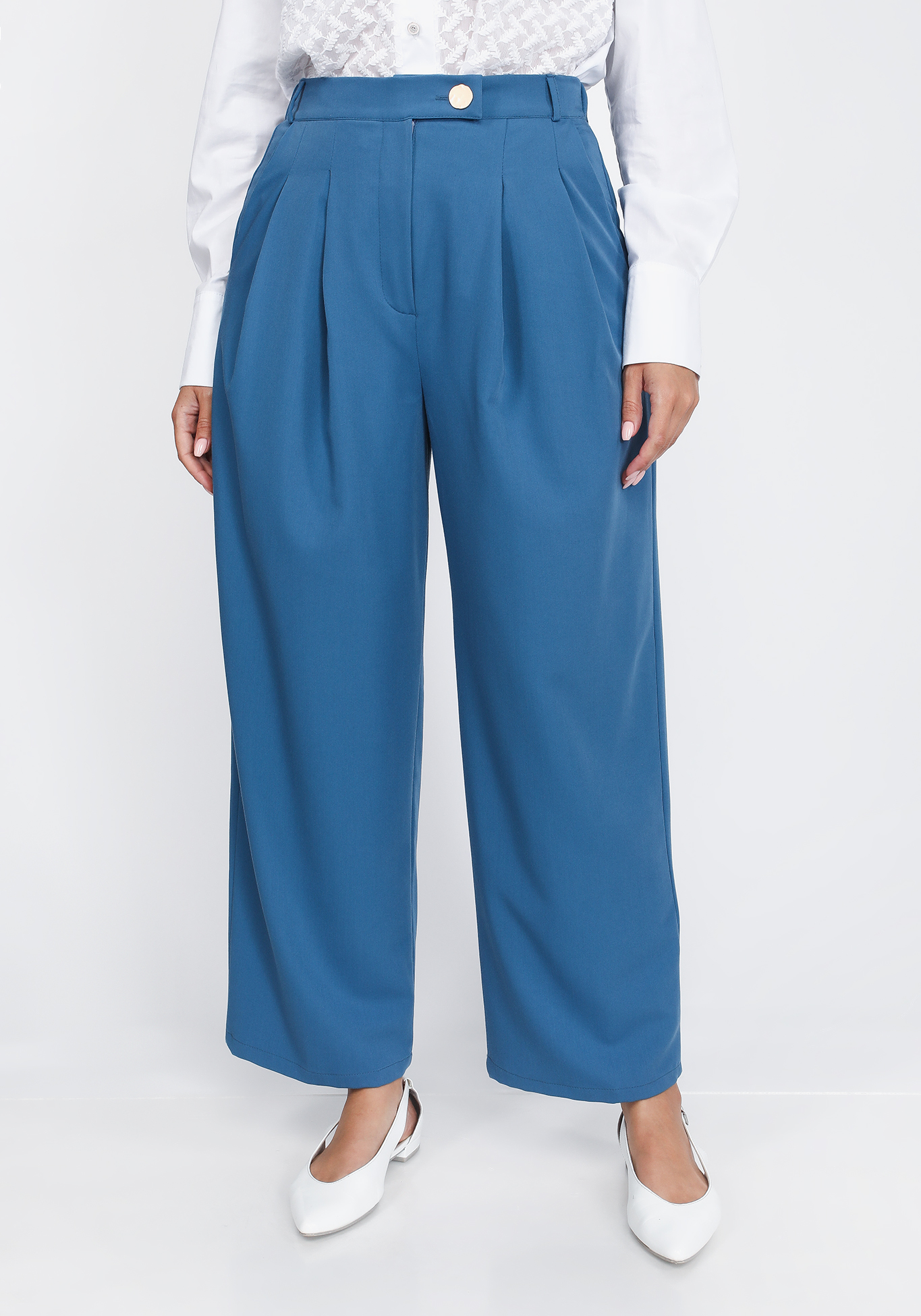 Брюки с защипами на талии