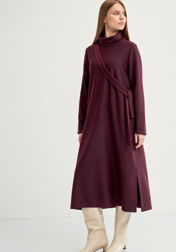 Платье с высоким горлом,прямое трикотажное шир.  580, рис. 1