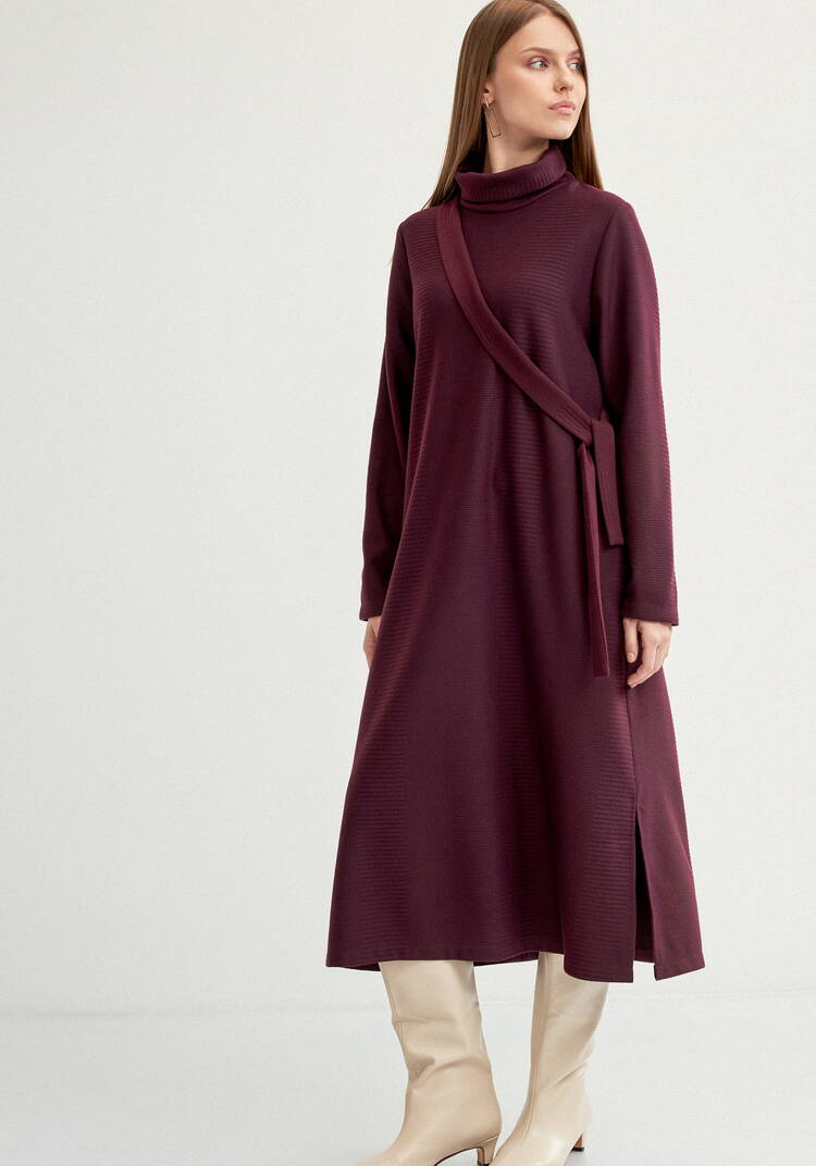 Платье с высоким горлом,прямое трикотажное шир.  750, рис. 1