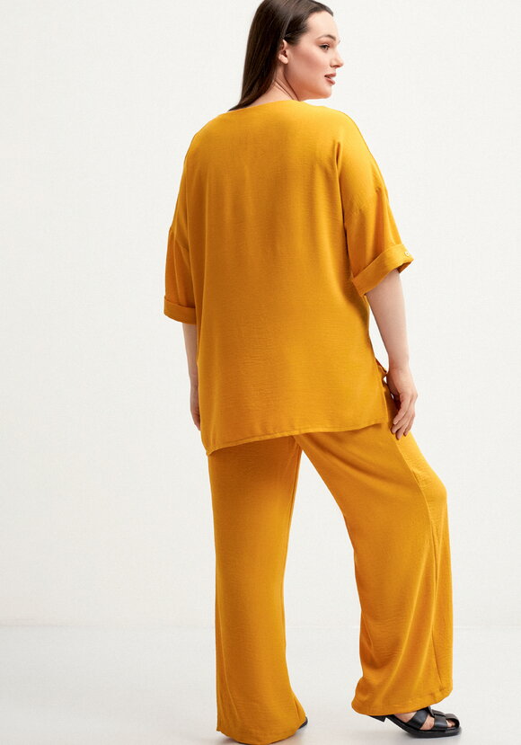 Костюм брючный с лаконичным принтом шир.  580, рис. 22