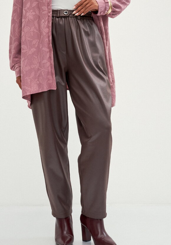 Брюки бананы с глянцевым напылением шир.  580, рис. 2