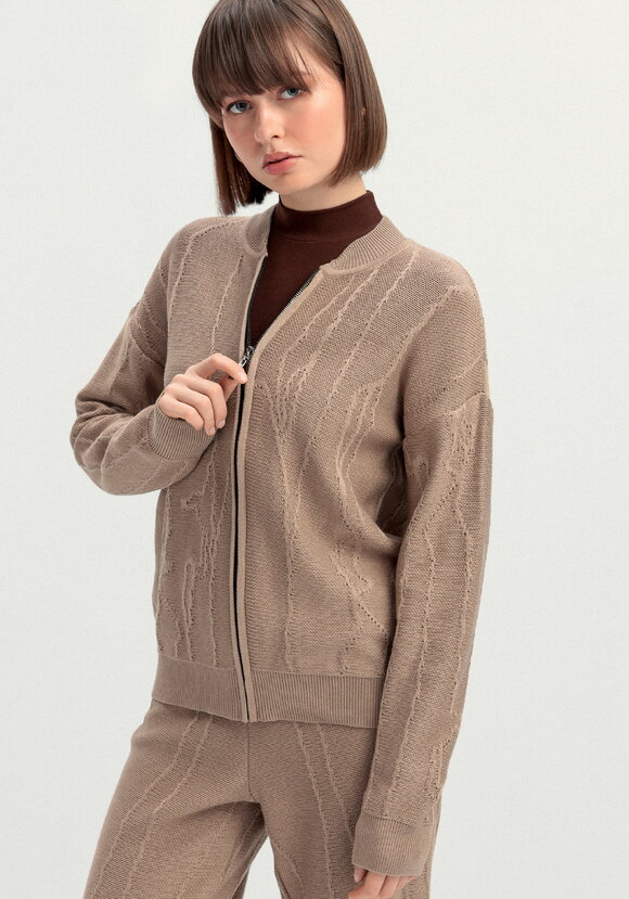 Бомбер с фактурным рисунком шир.  580, рис. 2