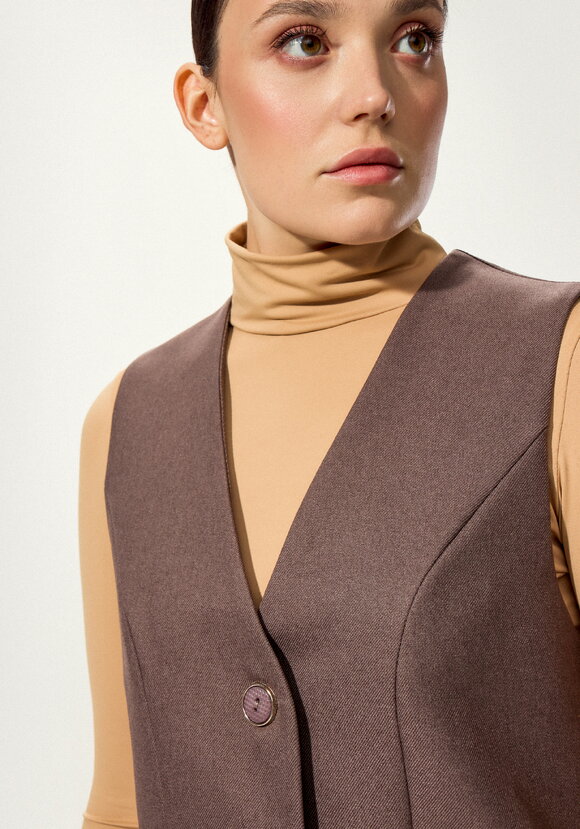 Жилет на пуговицах с разрезами по бокам шир.  580, рис. 4