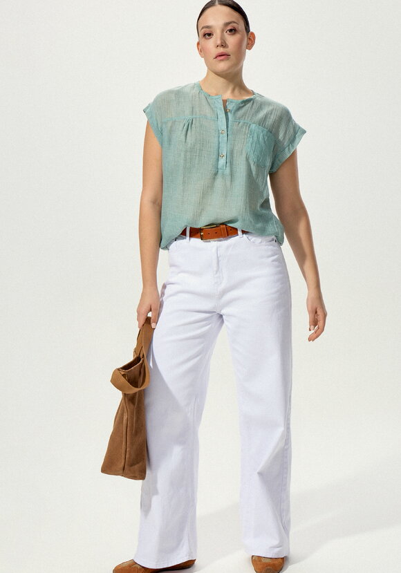 Блуза с коротким рукавом и карманом на груди шир.  580, рис. 32