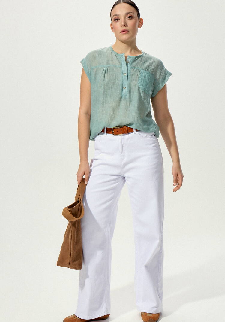 Блуза с коротким рукавом и карманом на груди шир.  750, рис. 32