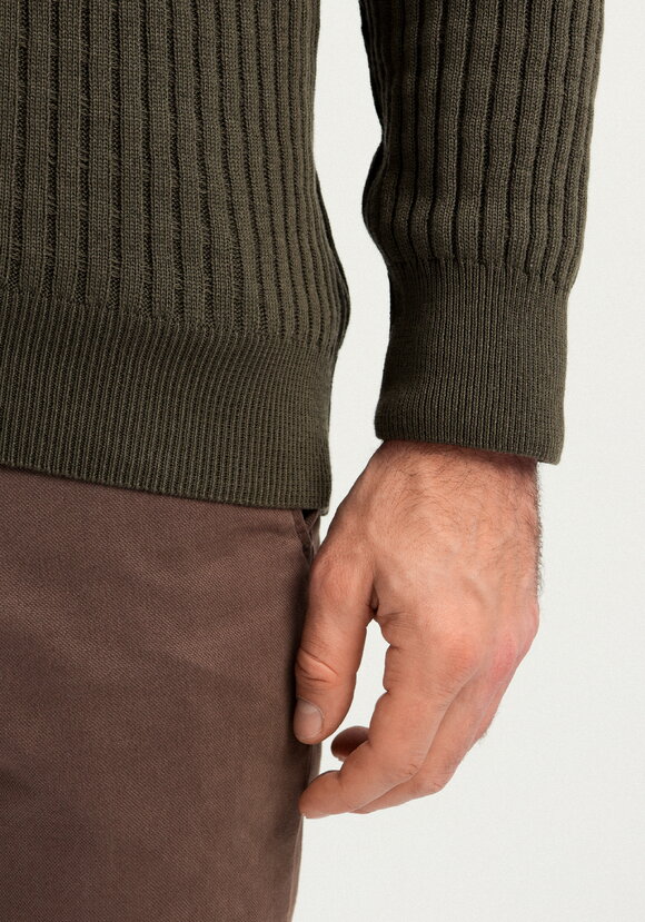 Джемпер с воротником-поло на пуговицах шир.  580, рис. 16