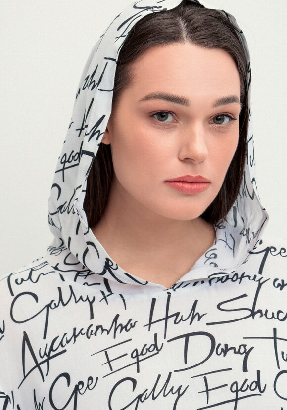 Платье-футболка с капюшоном шир.  580, рис. 21