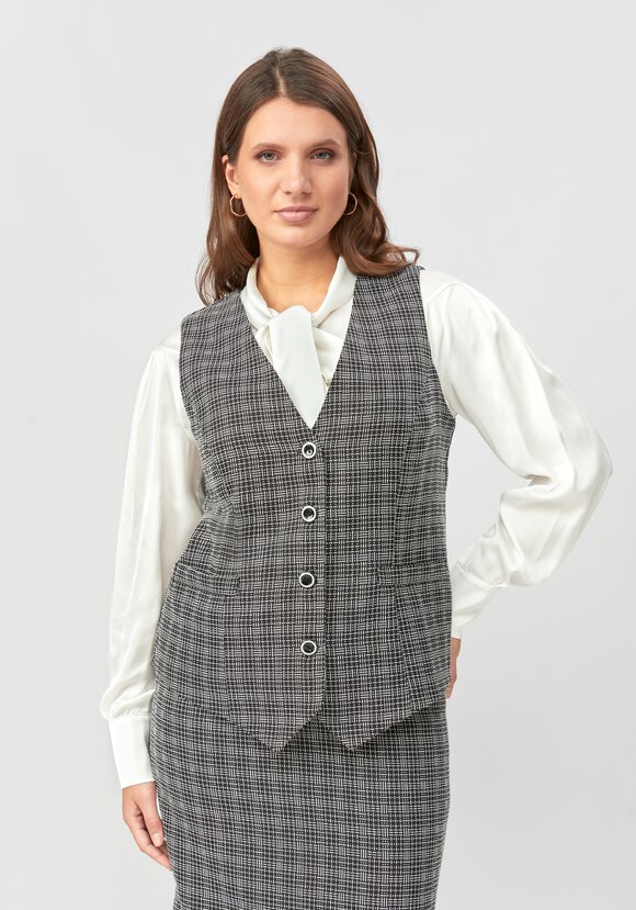 Жилет на пуговицах из фактурной ткани шир.  580, рис. 1