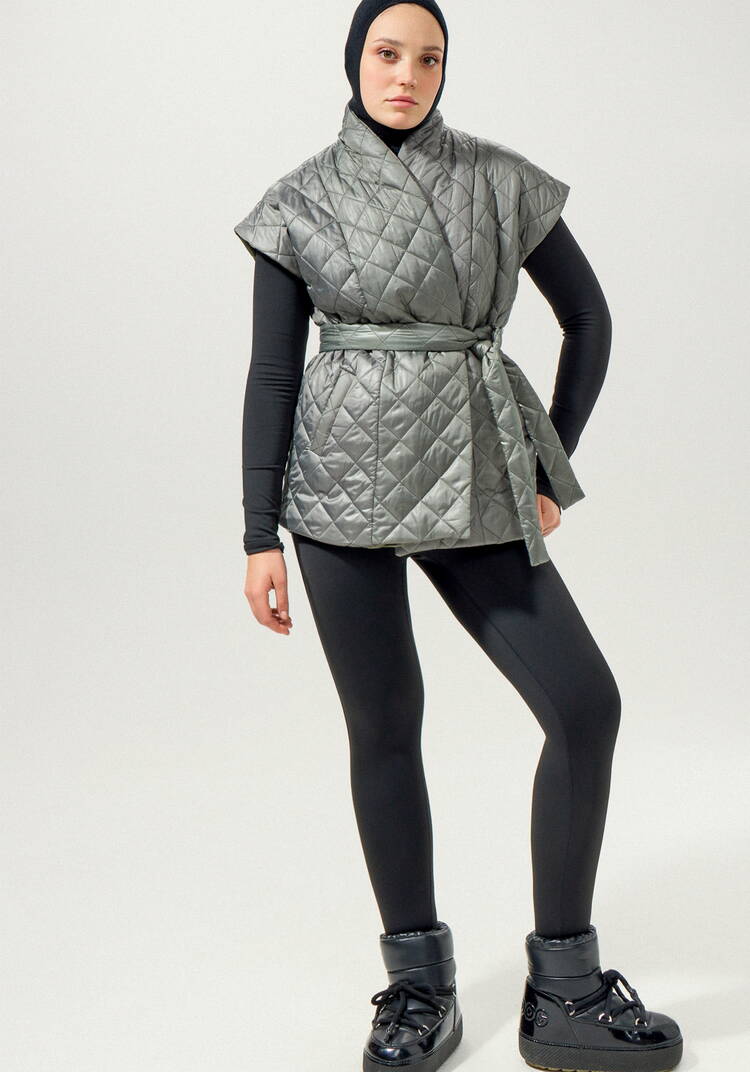 Жилет со спущенным плечом и высоким воротом шир.  750, рис. 14