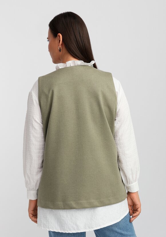 Жилет А-силуэта с дизайнерской застёжкой шир.  580, рис. 11