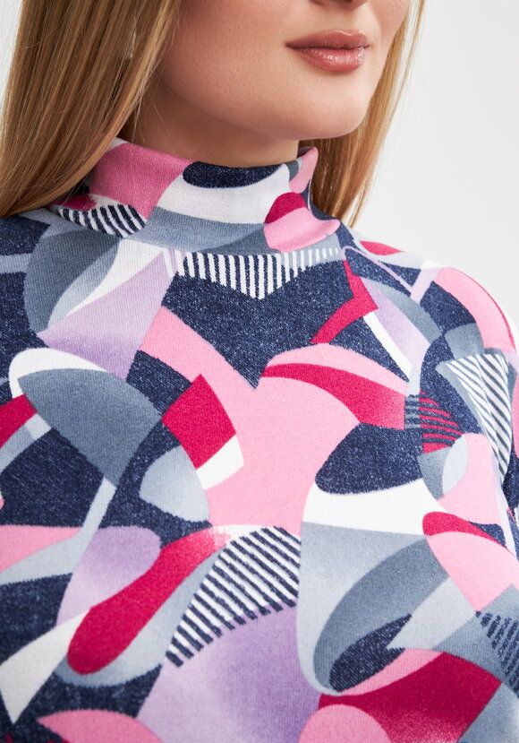 Джемпер-водолазка с абстрактным принтом шир.  580, рис. 11