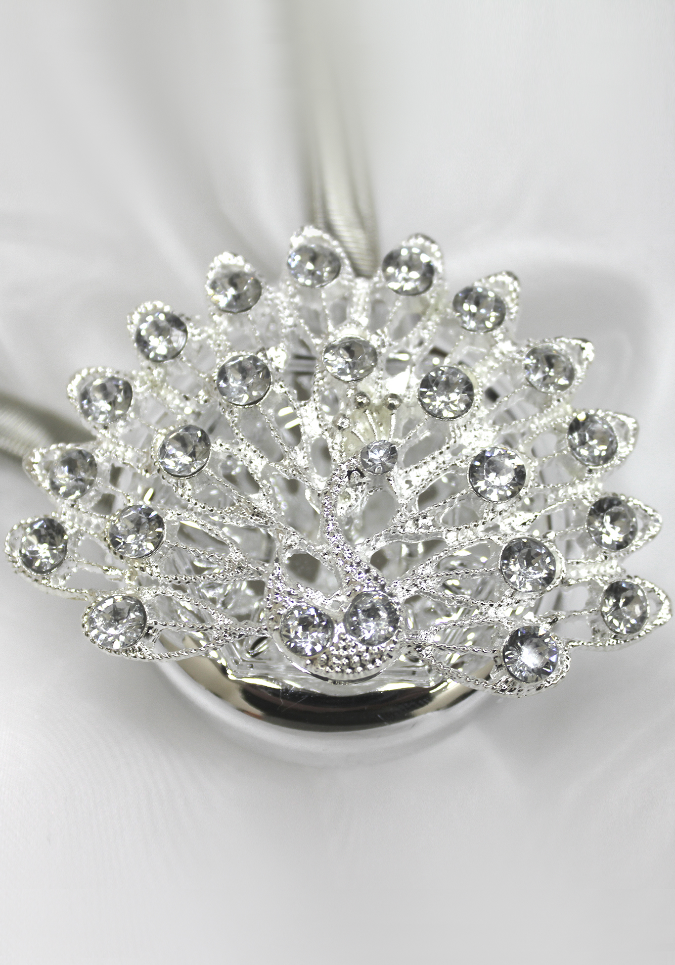 

Комплект серебряных подхватов со стразами