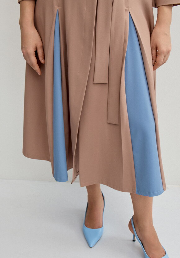 Платье с контрастными вставками в складках шир.  580, рис. 6