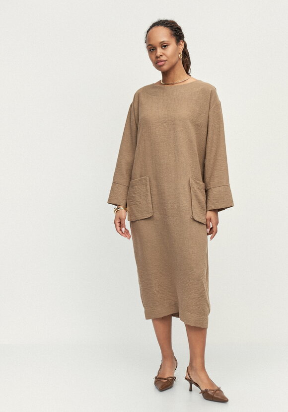 Платье изо льна с объемными карманами шир.  580, рис. 8