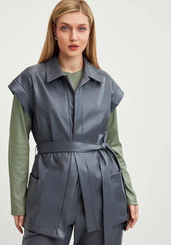 Жилет из эко-кожи на запах шир.  580, рис. 9