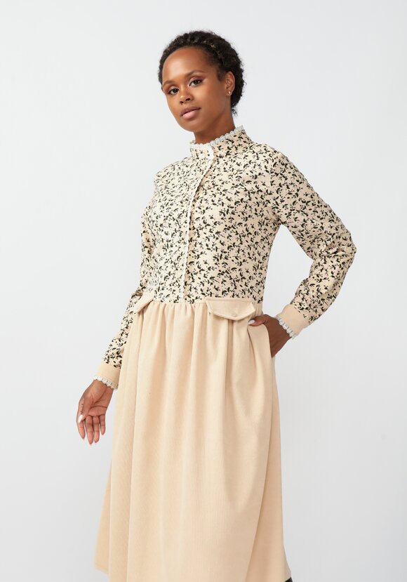 Платье из комбинированной вельветовой ткани шир.  580, рис. 23