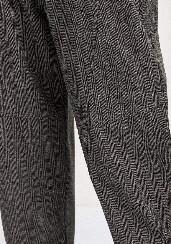 Брюки свободного кроя зауженные к низу шир.  580, рис. 6