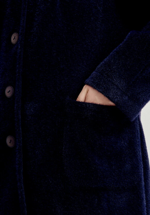 Жакет пушистый с капюшоном на пуговицах шир.  580, рис. 17