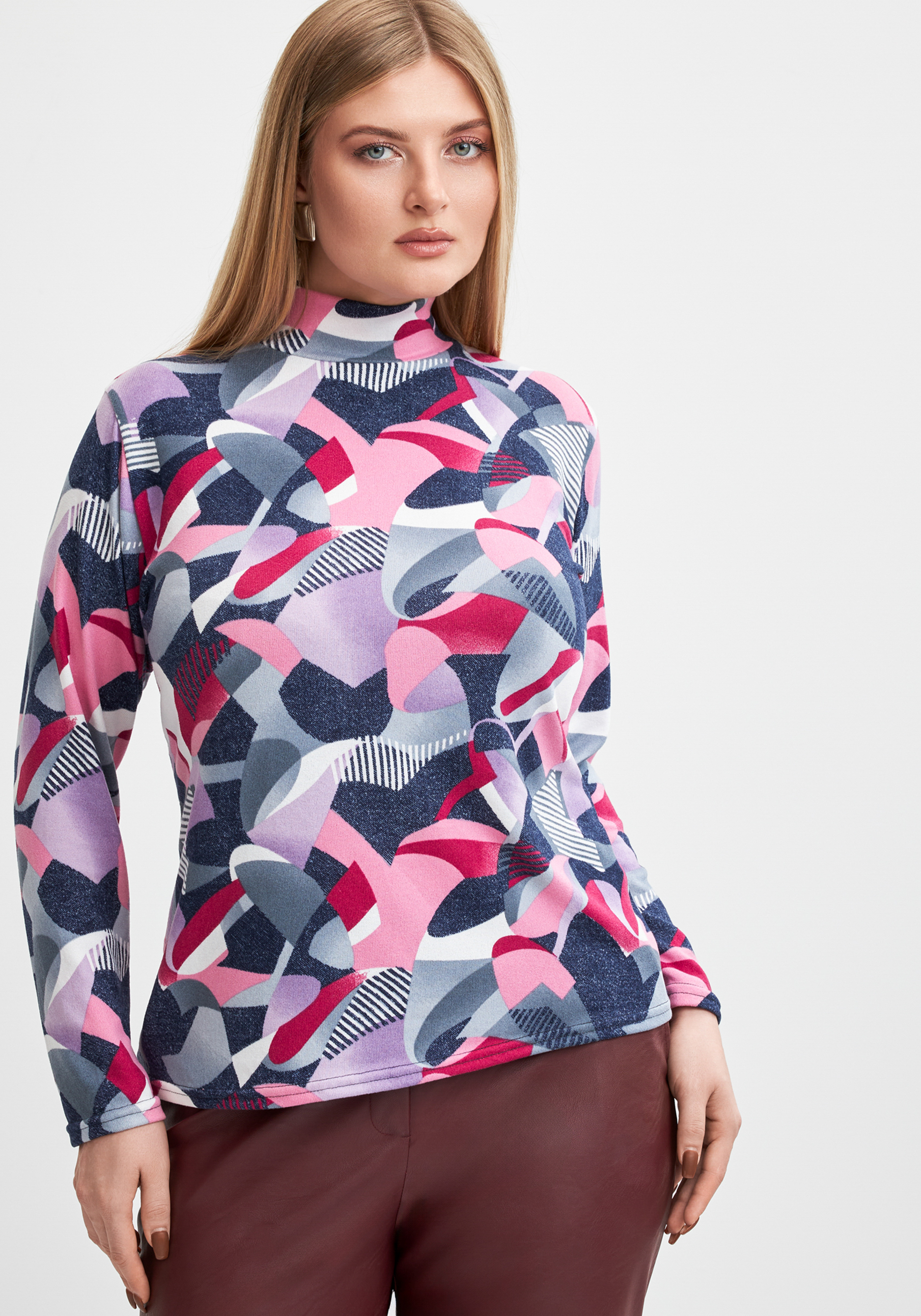 Джемпер-водолазка с абстрактным принтом 4299₽