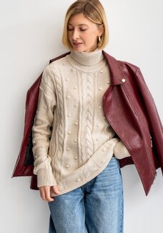 Джемпер с высокой горловиной и косами