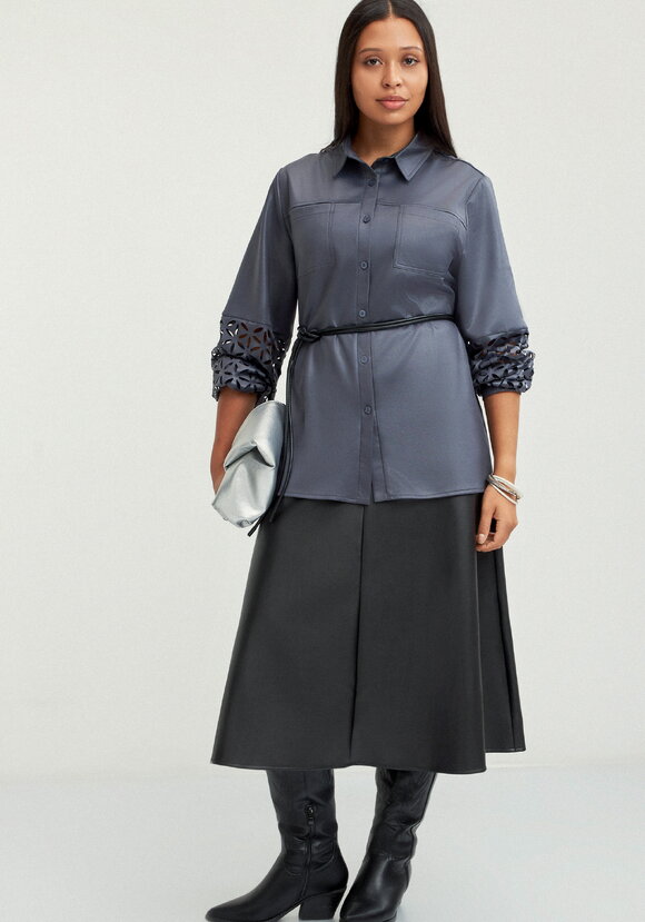 Блуза с перфорацией на рукавах шир.  580, рис. 2