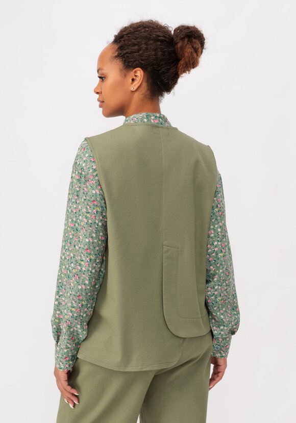 Жилет с асимметричной застёжкой шир.  580, рис. 15